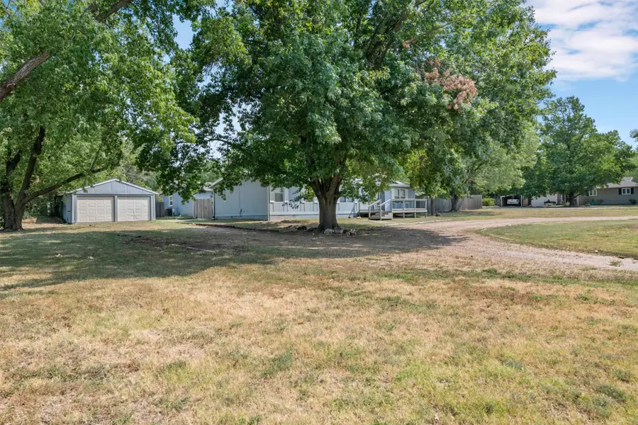 300 Williamson Dr, Hutchinson, KS 67502 - #2