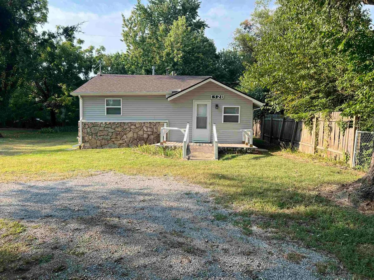 1328 W Oklahoma, Arkansas City, KS 67005 - #1