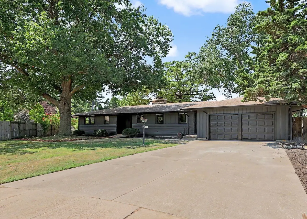 3321 E Bellaire Ct, Wichita, KS 67218 - #1