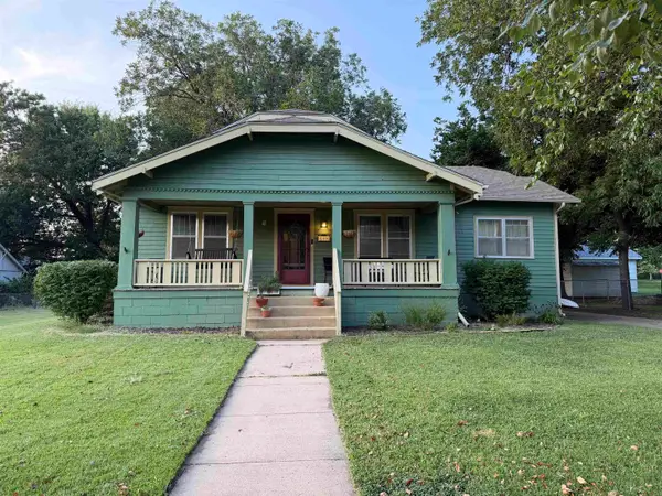608 E 2nd St, Eureka, KS 67045
