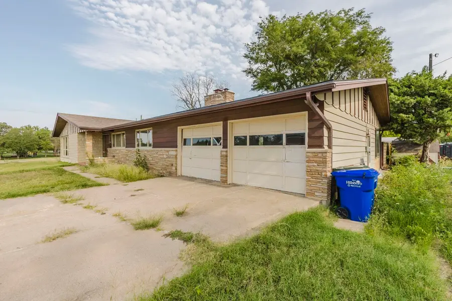 112 W F St, Hillsboro, KS 67063 - #2
