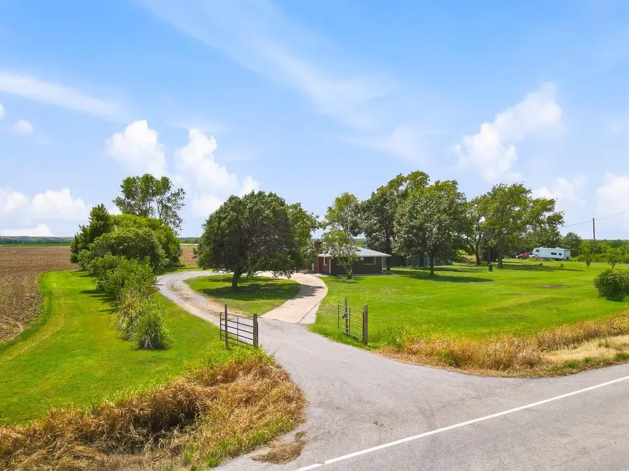 861 E 40th St S, Wellington, KS 67152-8383 - #2