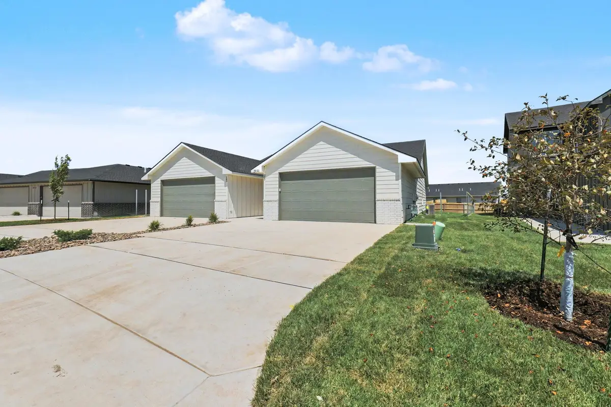 2931 S Cedar Crest Ct #200, Wichita, KS 67235 - #1