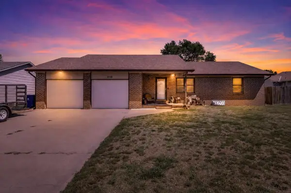 1118 E 6th St, Douglass, KS 67039