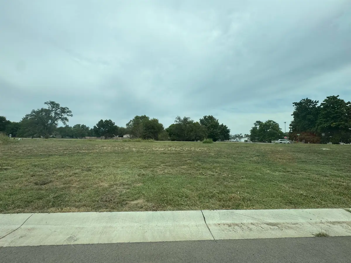 2220-2222 E Plaza Ct, Haysville, KS 67060 - #1