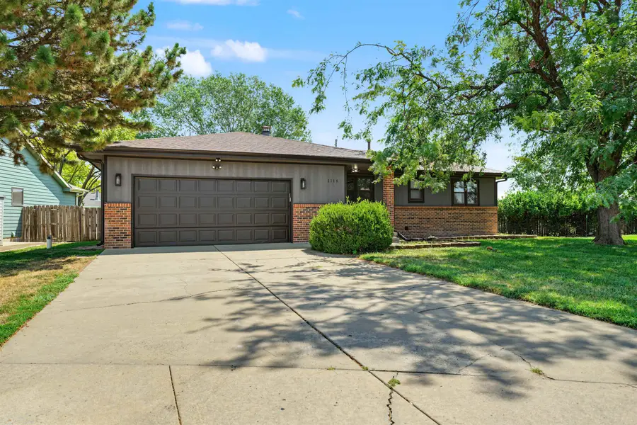 1114 Revere Dr, Salina, KS 67401 - #2