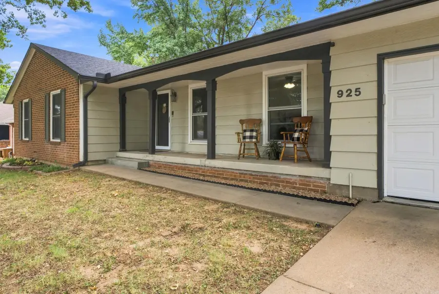 925 E Wedgewood Dr, Derby, KS 67037-1945 - #2