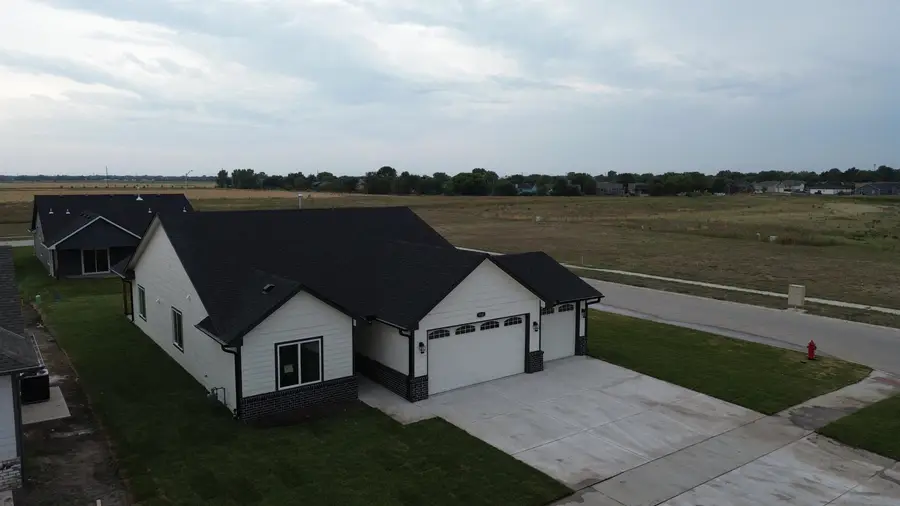 1501 E Midway Ct, Valley Center, KS 67147 - #2