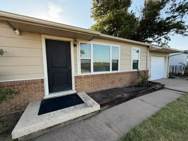1229 N Spencer Rd, Newton, KS 67114 - #1