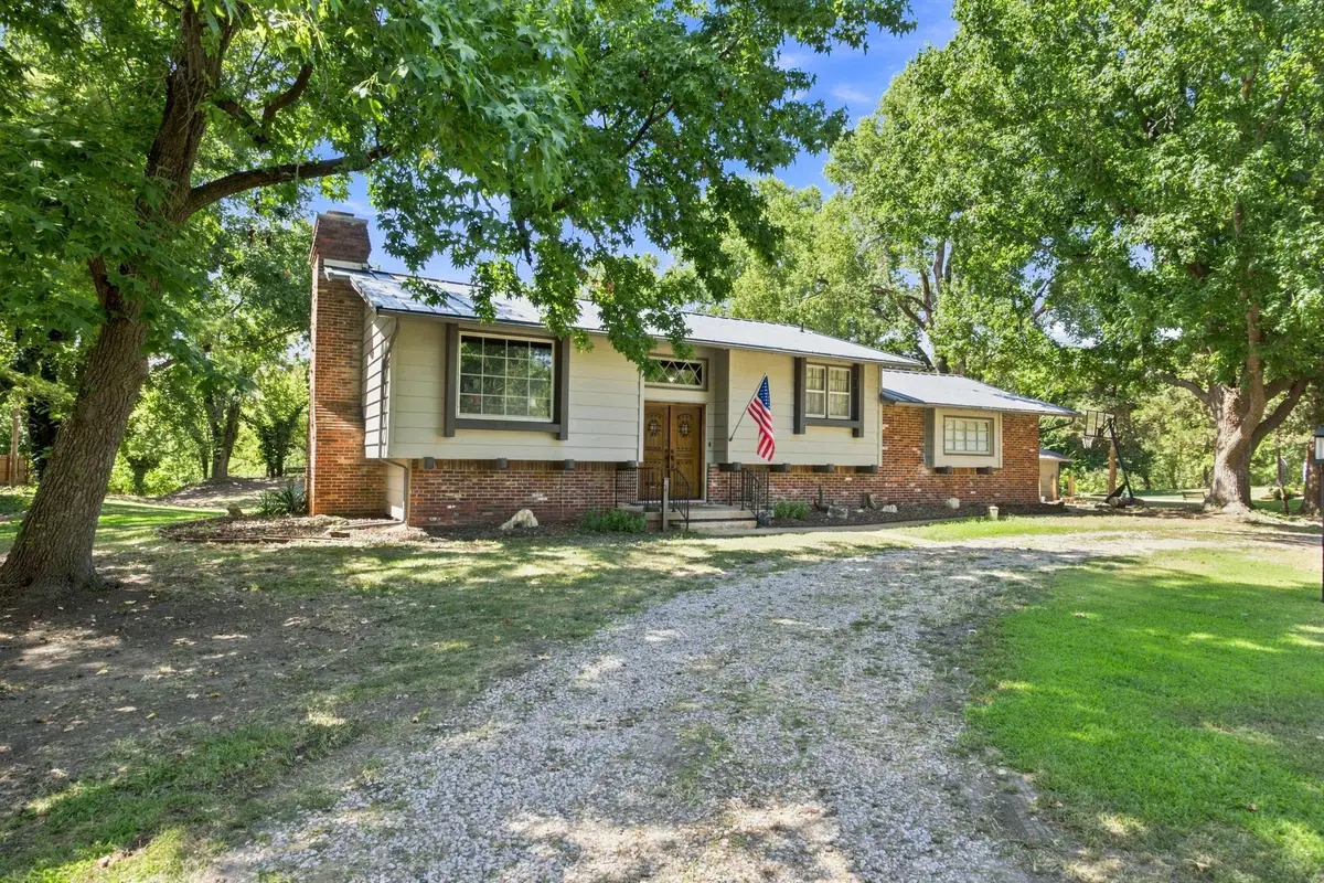 1231 S Sheridan Ave, Valley Center, KS 67147 - #1