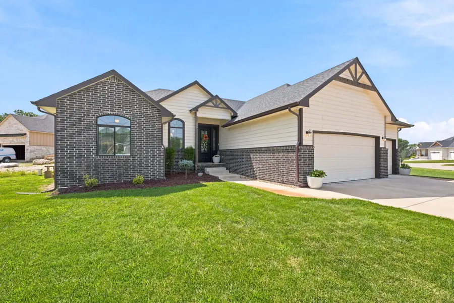 518 N Backwoods Ct, Valley Center, KS 67147 - #2