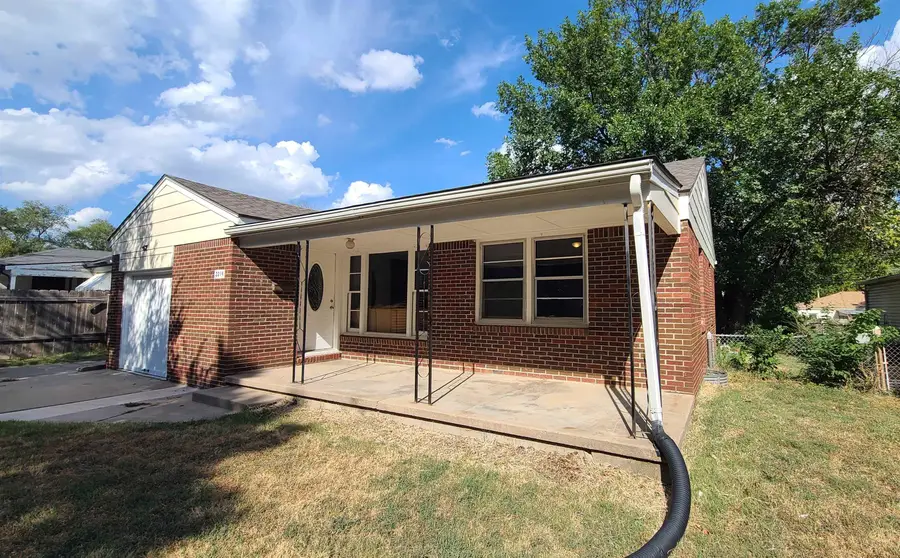 2214 S Pinecrest Ave, Wichita, KS 67218 - #2