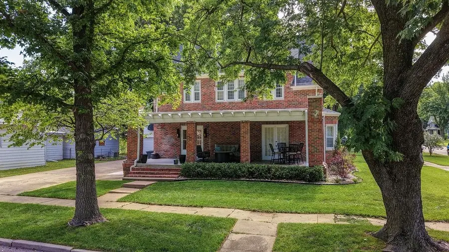 902 E 8th Ave, Winfield, KS 67156 - #2