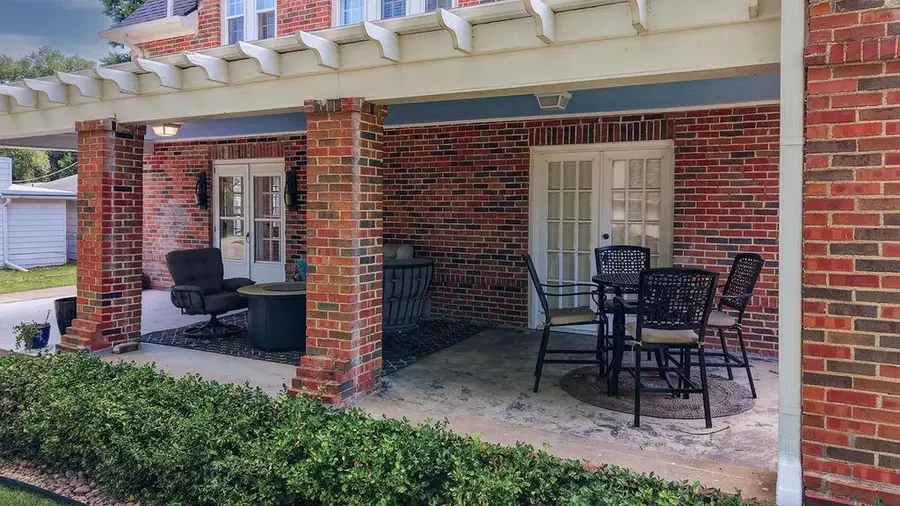 902 E 8th Ave, Winfield, KS 67156 - #3