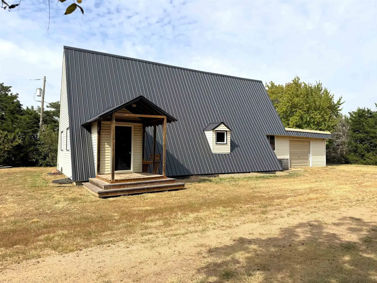 8232 N Prairie Lake Rd, Moundridge, KS 67107 - #1