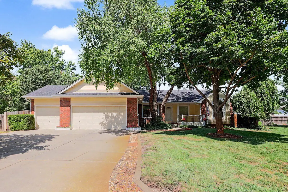 8 E 2nd St Cir, Valley Center, KS 67147 - #1