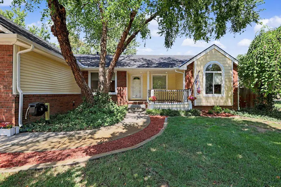 8 E 2nd St Cir, Valley Center, KS 67147 - #2