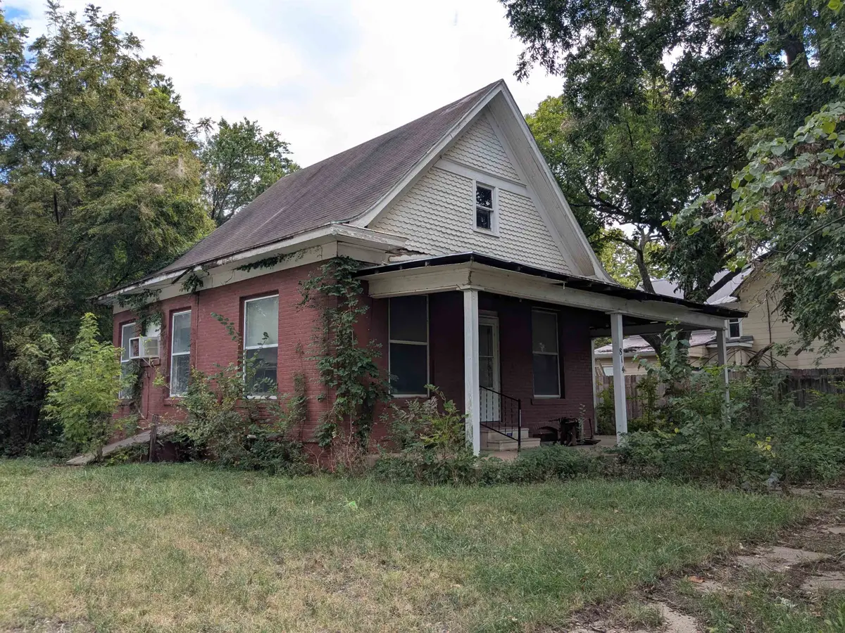 814 Walton, Winfield, KS 67156 - #1