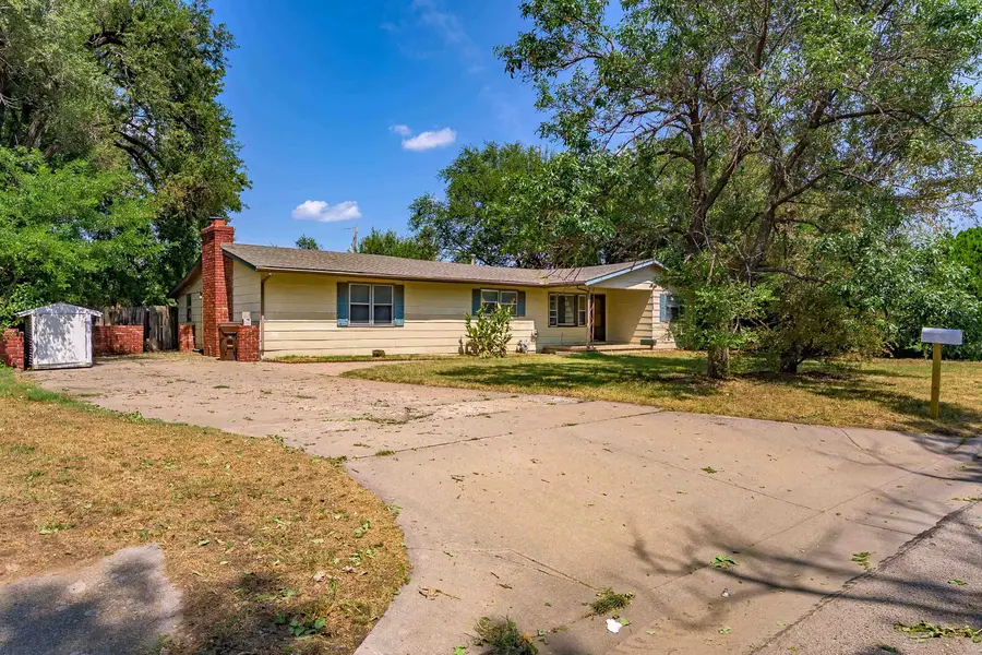 220 E 44th St S, Wichita, KS 67216-1714 - #2