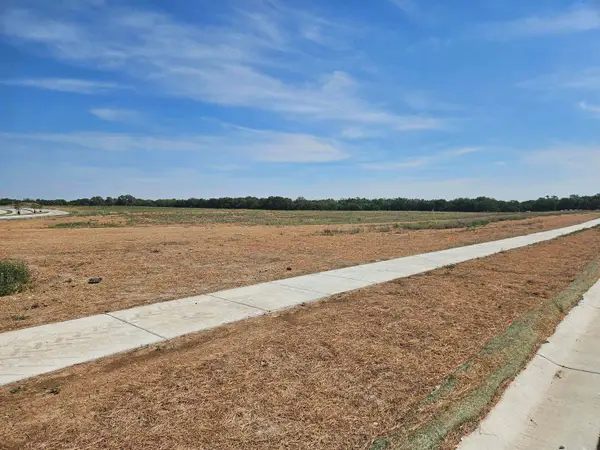 1502 E Hiddenfalls St, Andover, KS 67002
