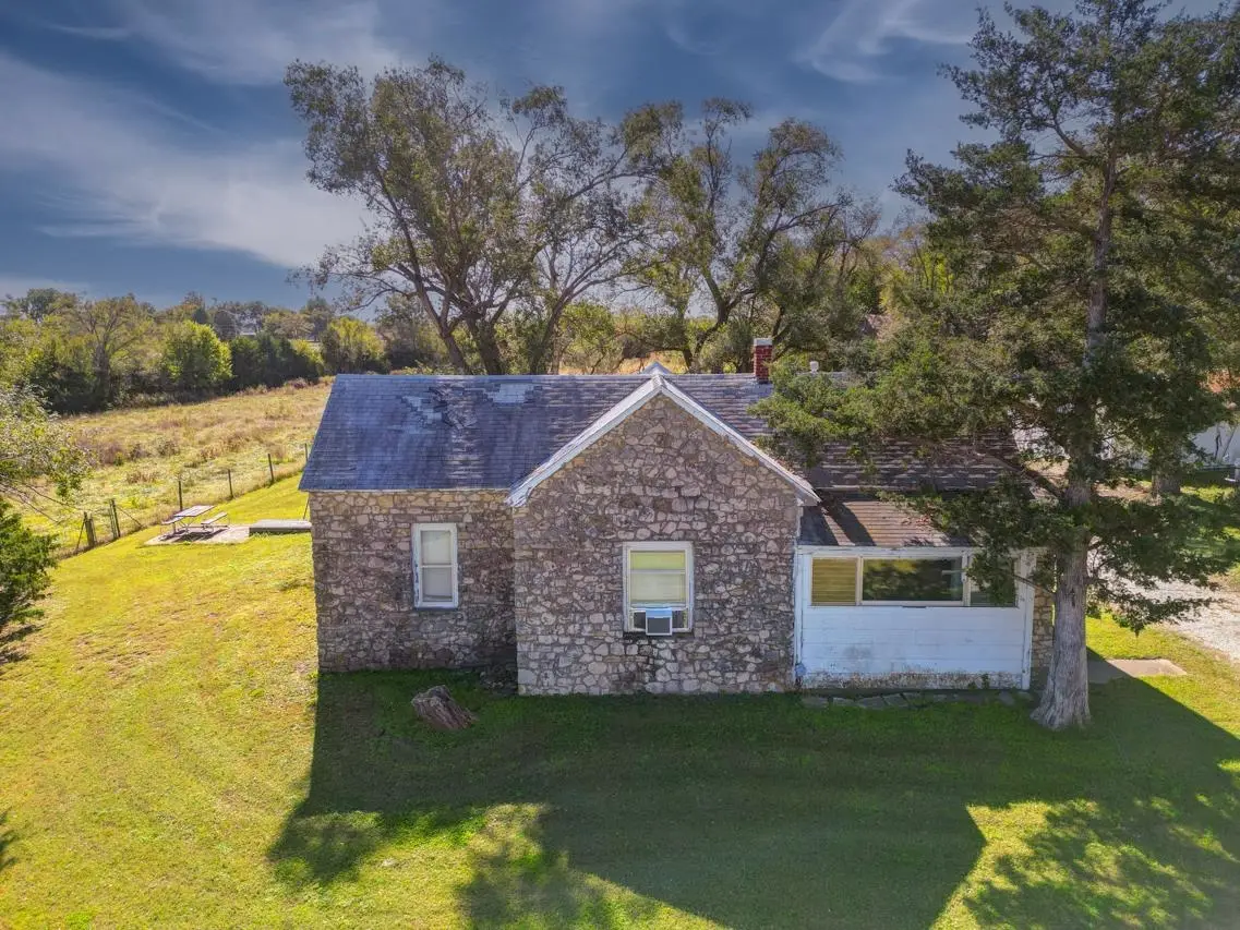 121 W 33rd Ave, Winfield, KS 67156 - #1