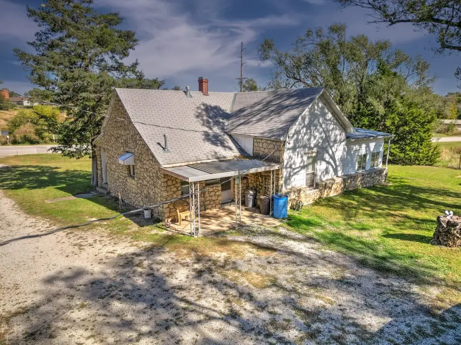121 W 33rd Ave, Winfield, KS 67156 - #2