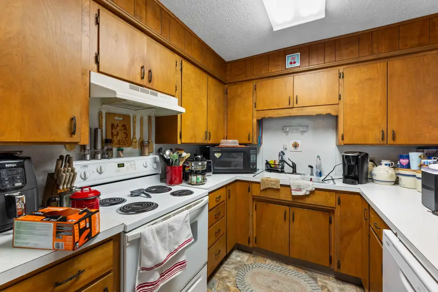 806 S Edwards, Moundridge, KS 67107 - #2