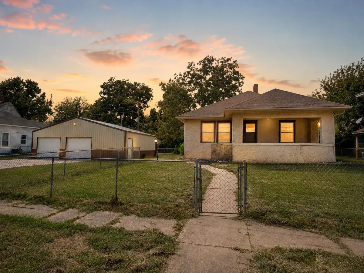 507 S B St, Arkansas City, KS 67005-2725 - #1