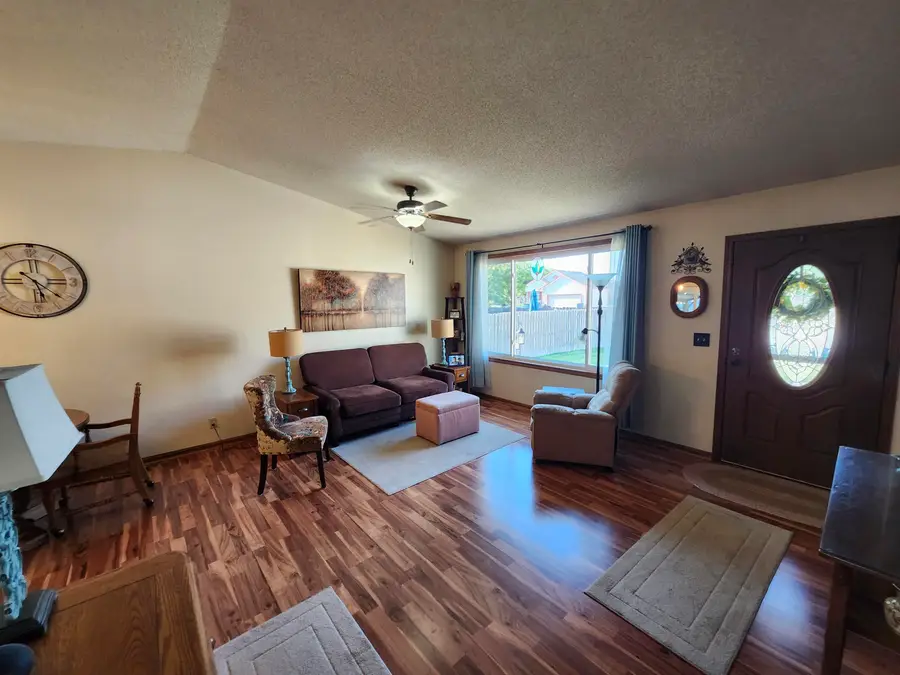 909 E 52nd St S, Wichita, KS 67216 - #3