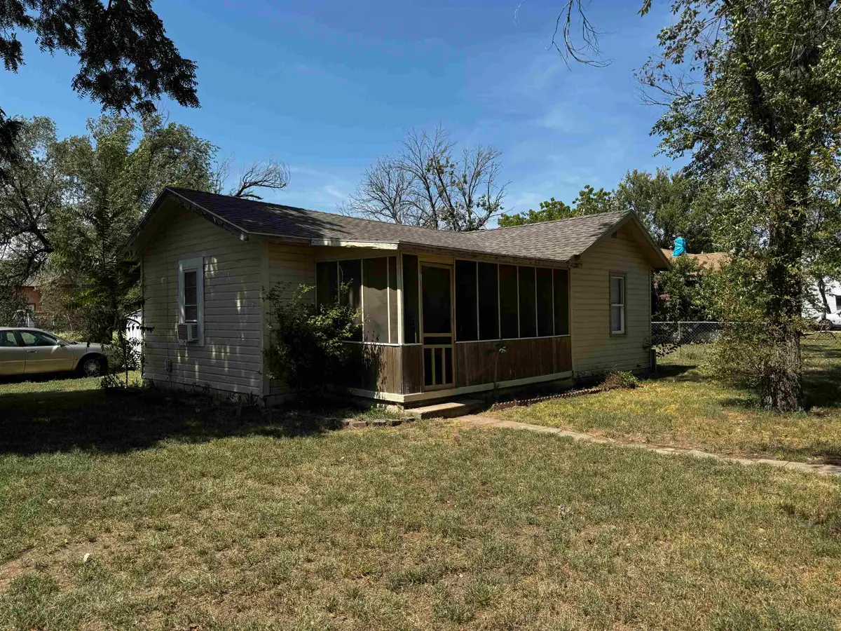 1501 N Prairie Ave, Hutchinson, KS 67501 - #1