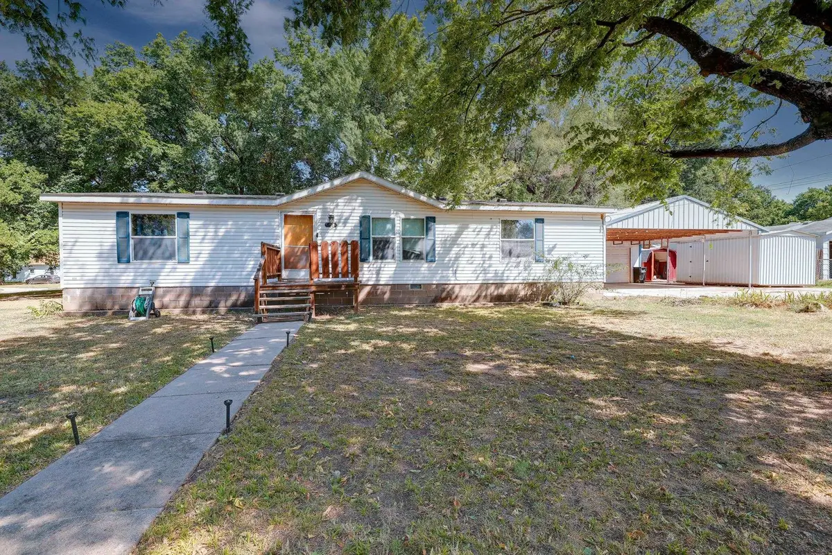 1010 E 1st, Winfield, KS 67156 - #1