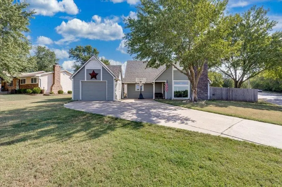 422 S Lincoln St, Belle Plaine, KS 67013 - #1