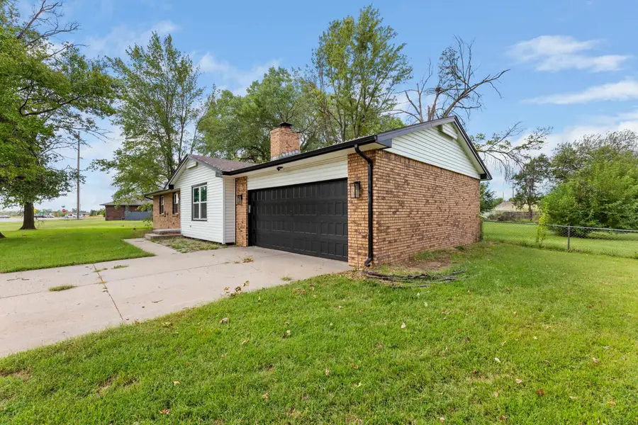 4303 Sequoia St, Hutchinson, KS 67502 - #3