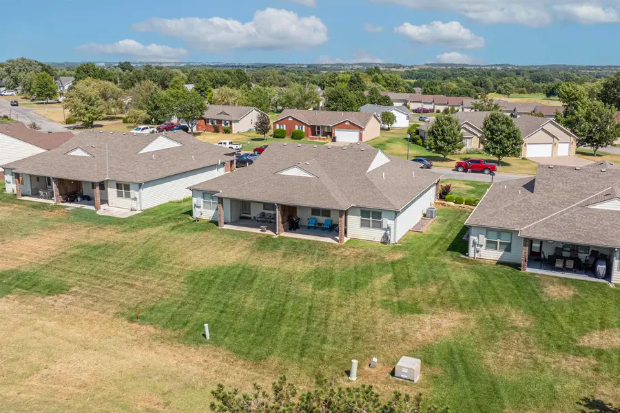 3607 Lakeshore Dr., Winfield, KS 67156 - #3