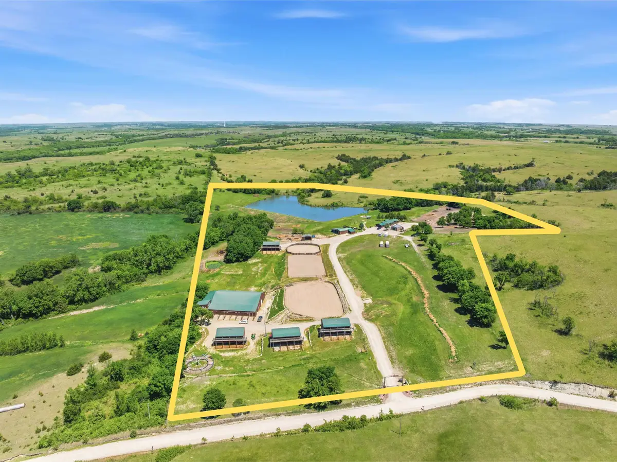 13325 Brush Creek Rd, Westmoreland, KS 66549 - #1