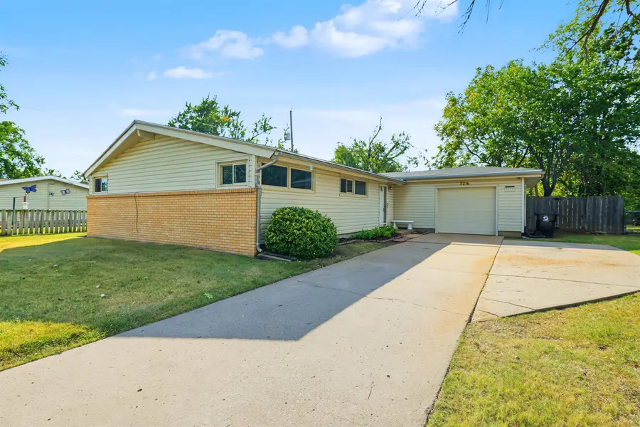 3216 Canterbury Dr, Salina, KS 67401 - #2