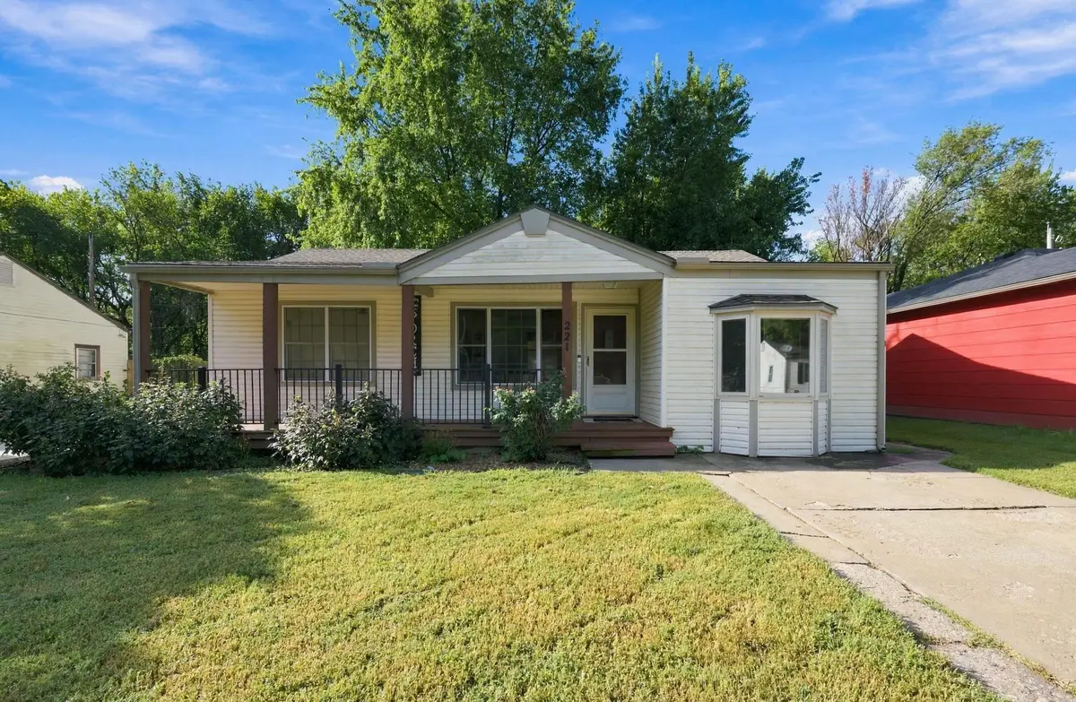 221 E Waggoner Ln, Haysville, KS 67060 - #1