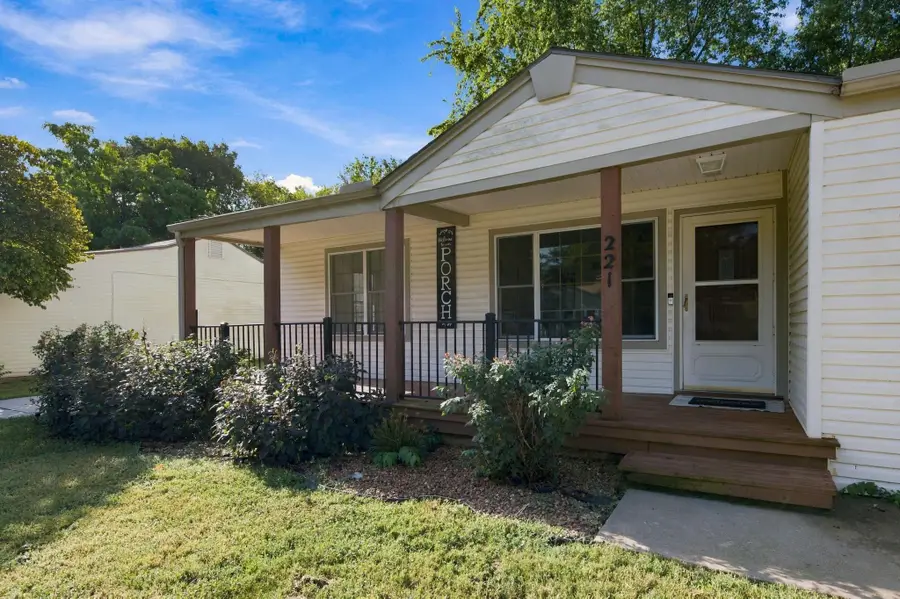 221 E Waggoner Ln, Haysville, KS 67060 - #3