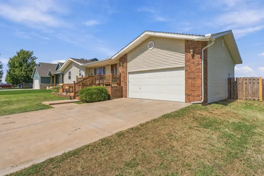 806 W Goldie St, Conway Springs, KS 67031 - #2