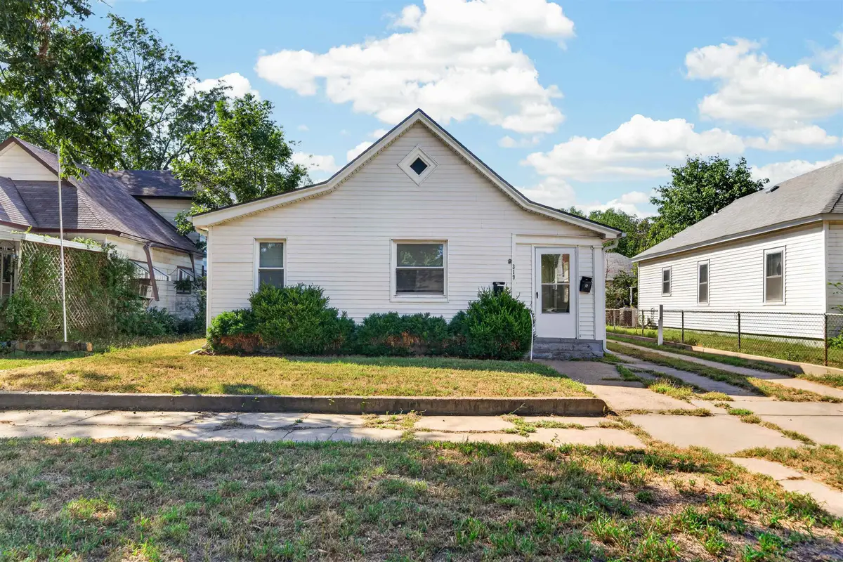 319 E 8th Ave, Hutchinson, KS 67501 - #1