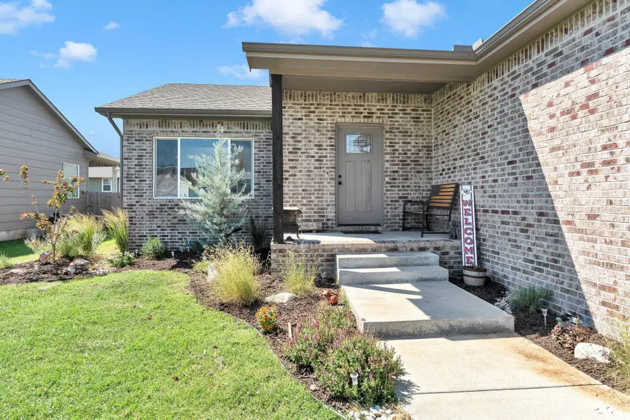 711 N Wakefield Ave, Valley Center, KS 67147 - #3