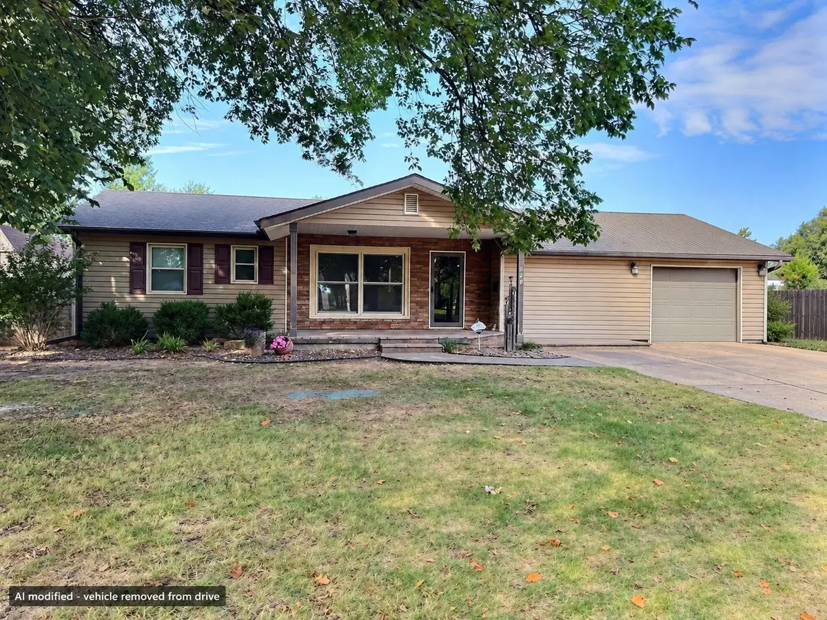921 Lawrence, Pratt, KS 67124 - #1