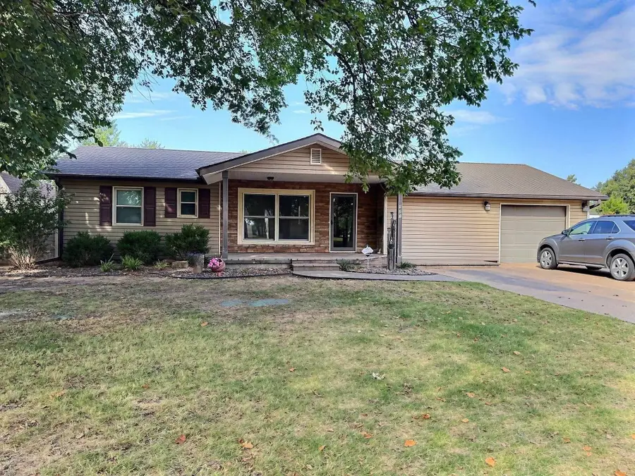 921 Lawrence, Pratt, KS 67124 - #2