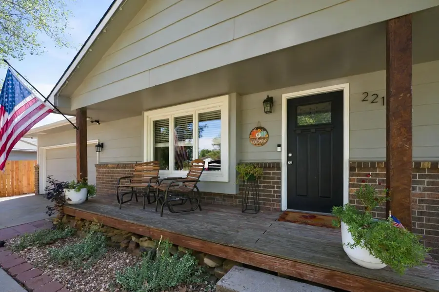 221 E Bradbury St, Rose Hill, KS 67133 - #2
