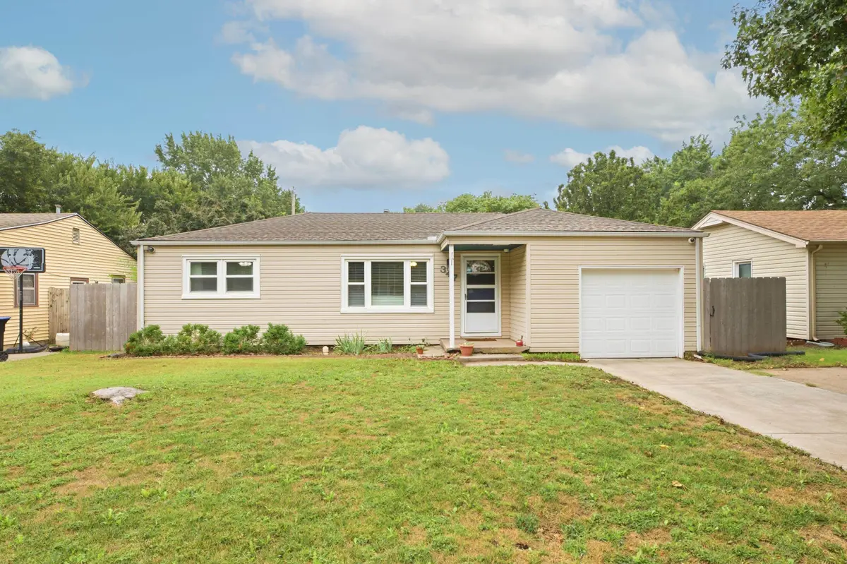 347 W 4th St, Haysville, KS 67060-1607 - #1