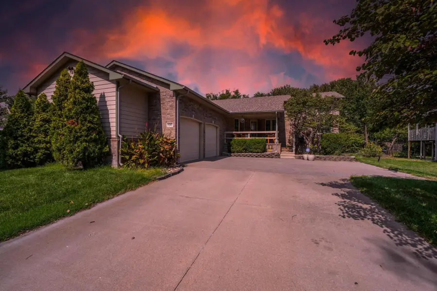 636 E Main St, Valley Center, KS 67147 - #2
