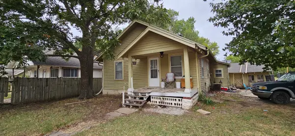 820 E 3rd Ave, Winfield, KS 67156