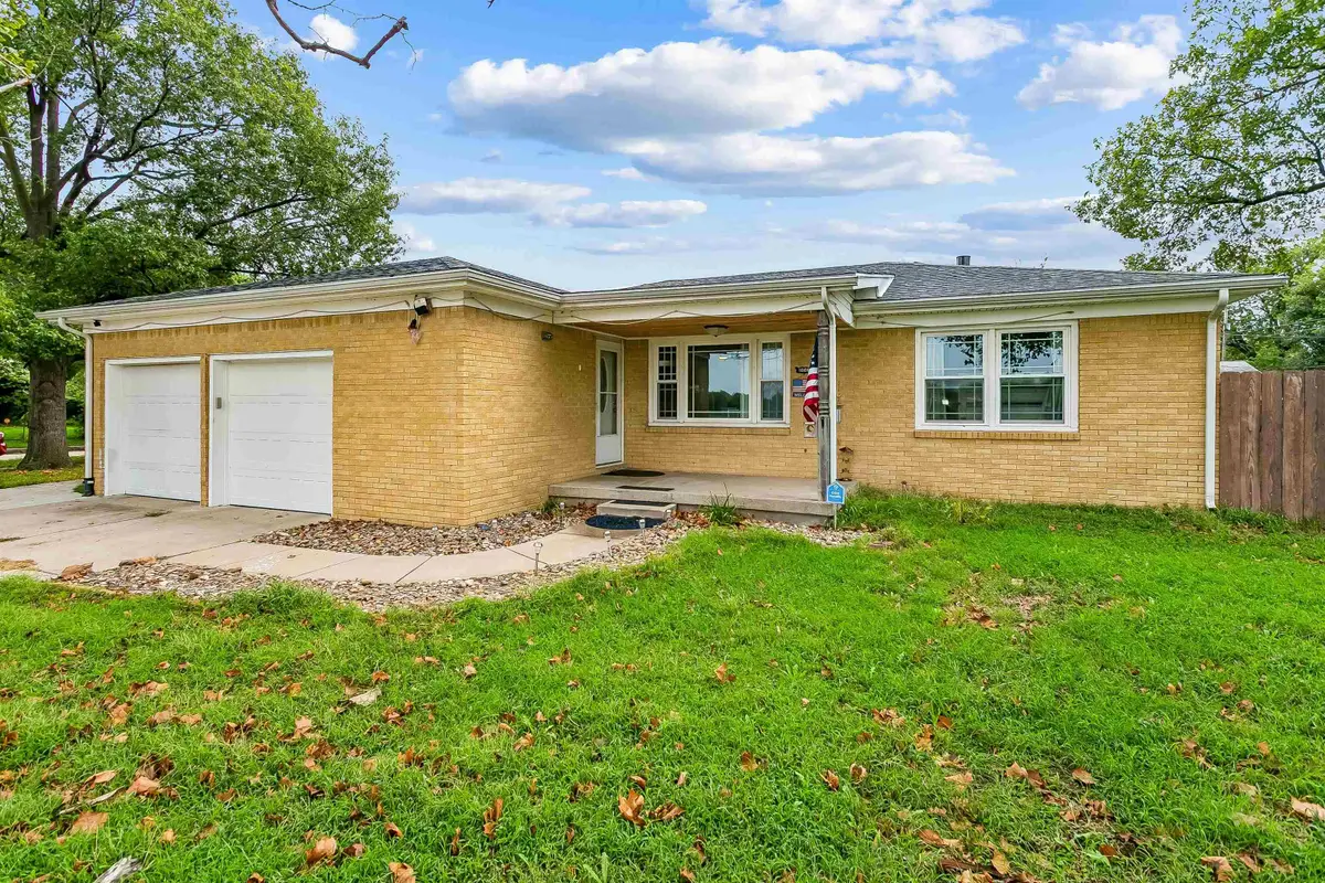1006 N Dougherty Ave, Wichita, KS 67212 - #1