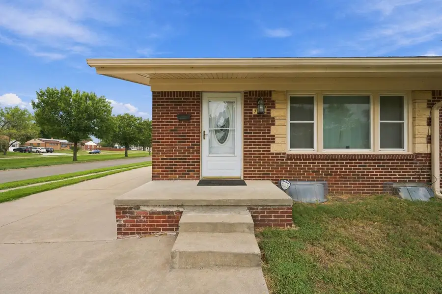 7504 E Gilbert St, Wichita, KS 67207 - #2