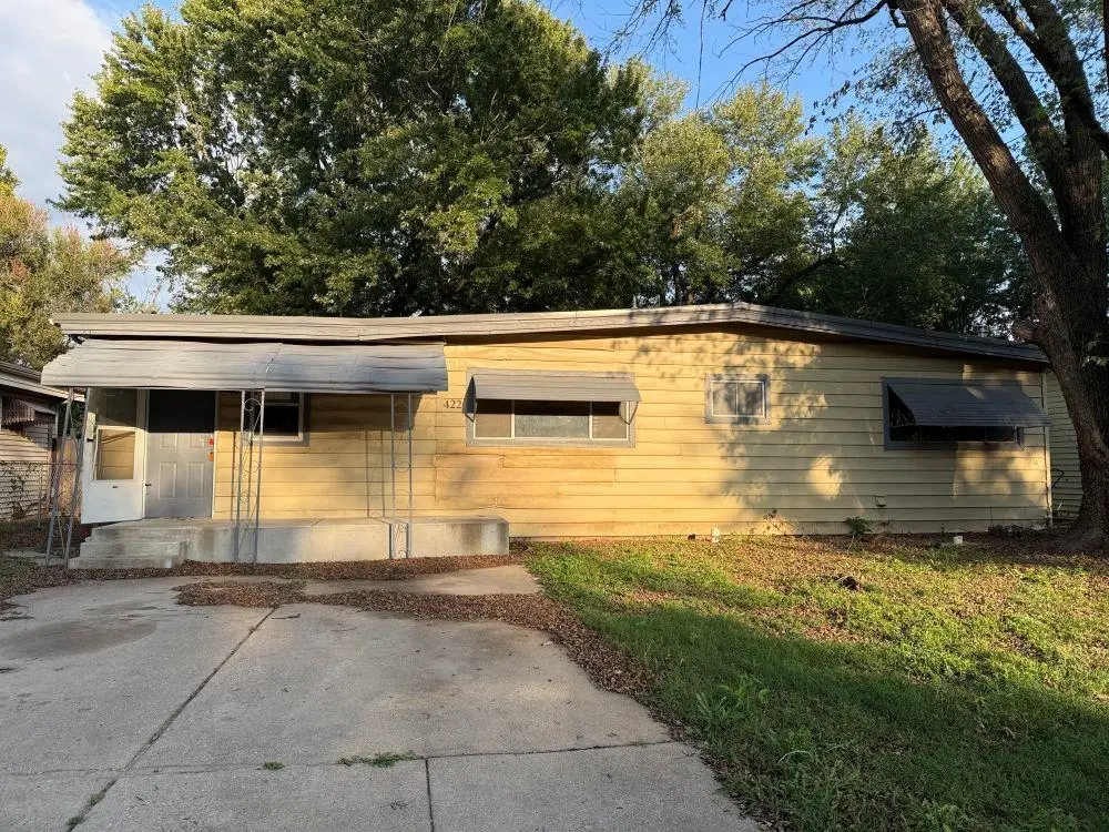 422 S Wire Ave, Haysville, KS 67060 - #1